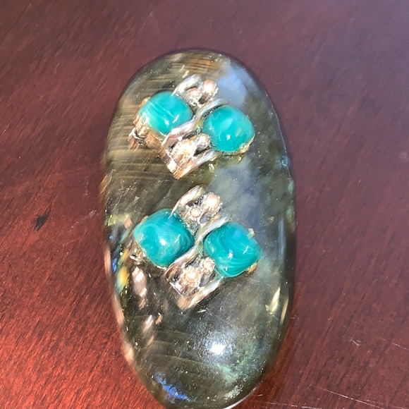 Malichite and Seed Pearl Clip-on Earrings 🚀CLOSET CLEAROUT DAY🚀 - Picture 4 of 9